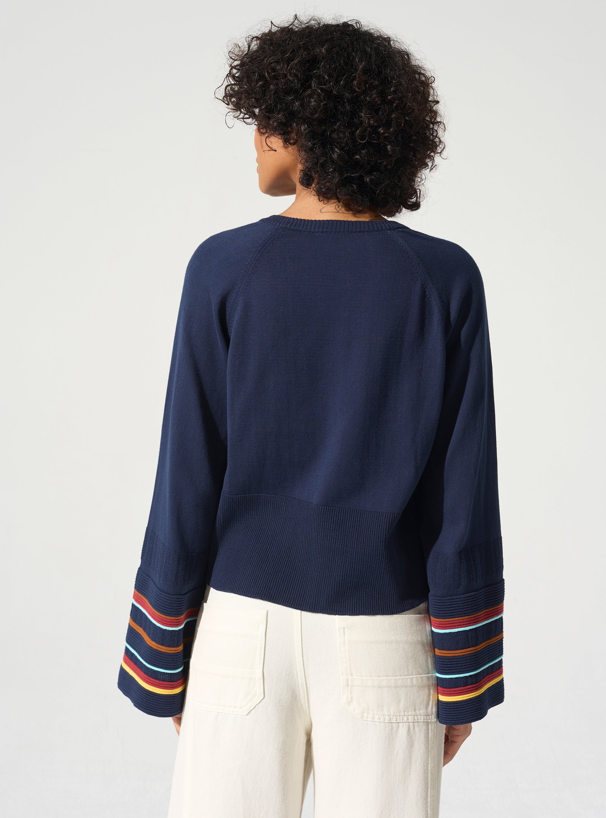 Pull court acoté