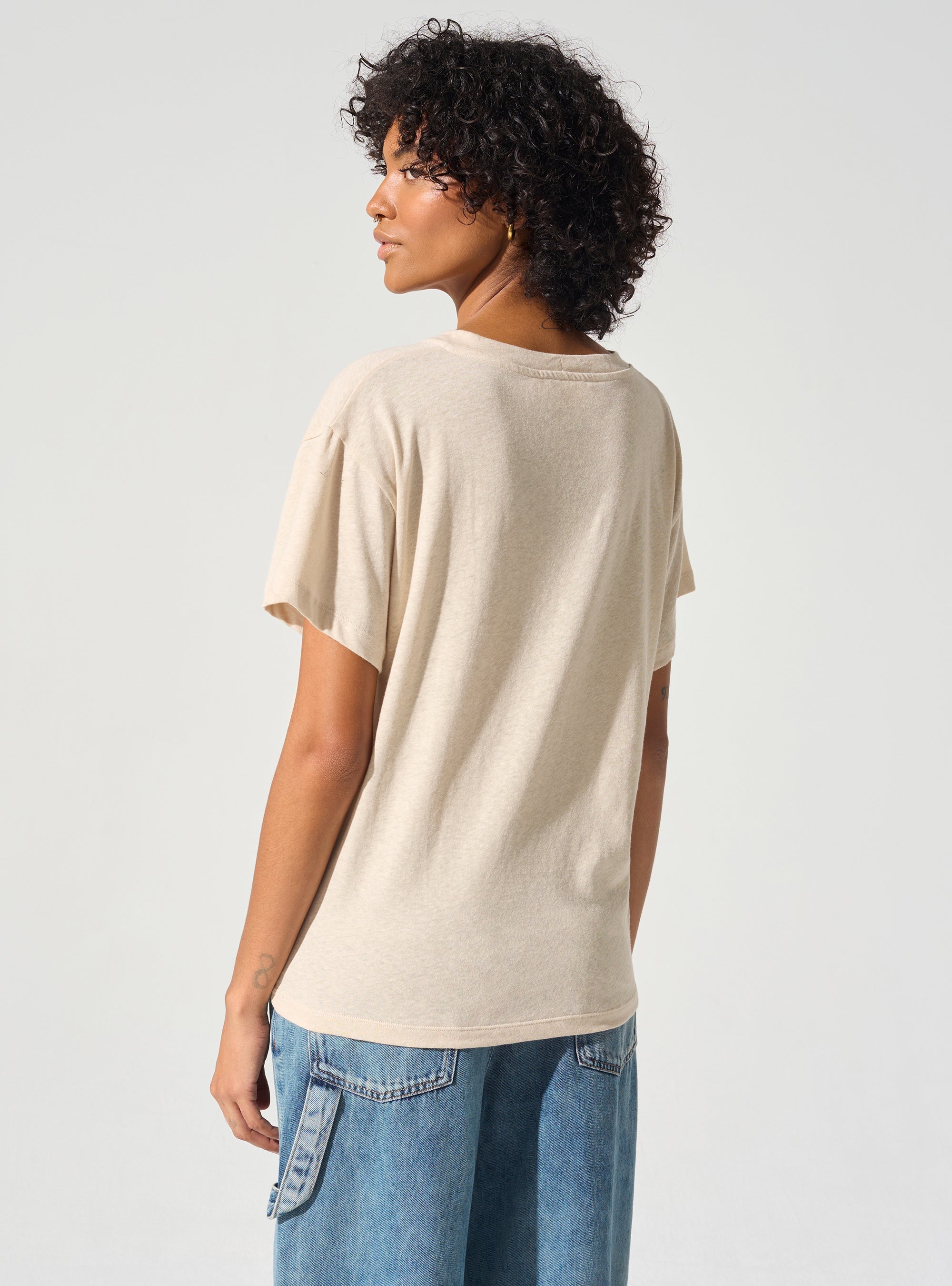 T-shirt col V acoté