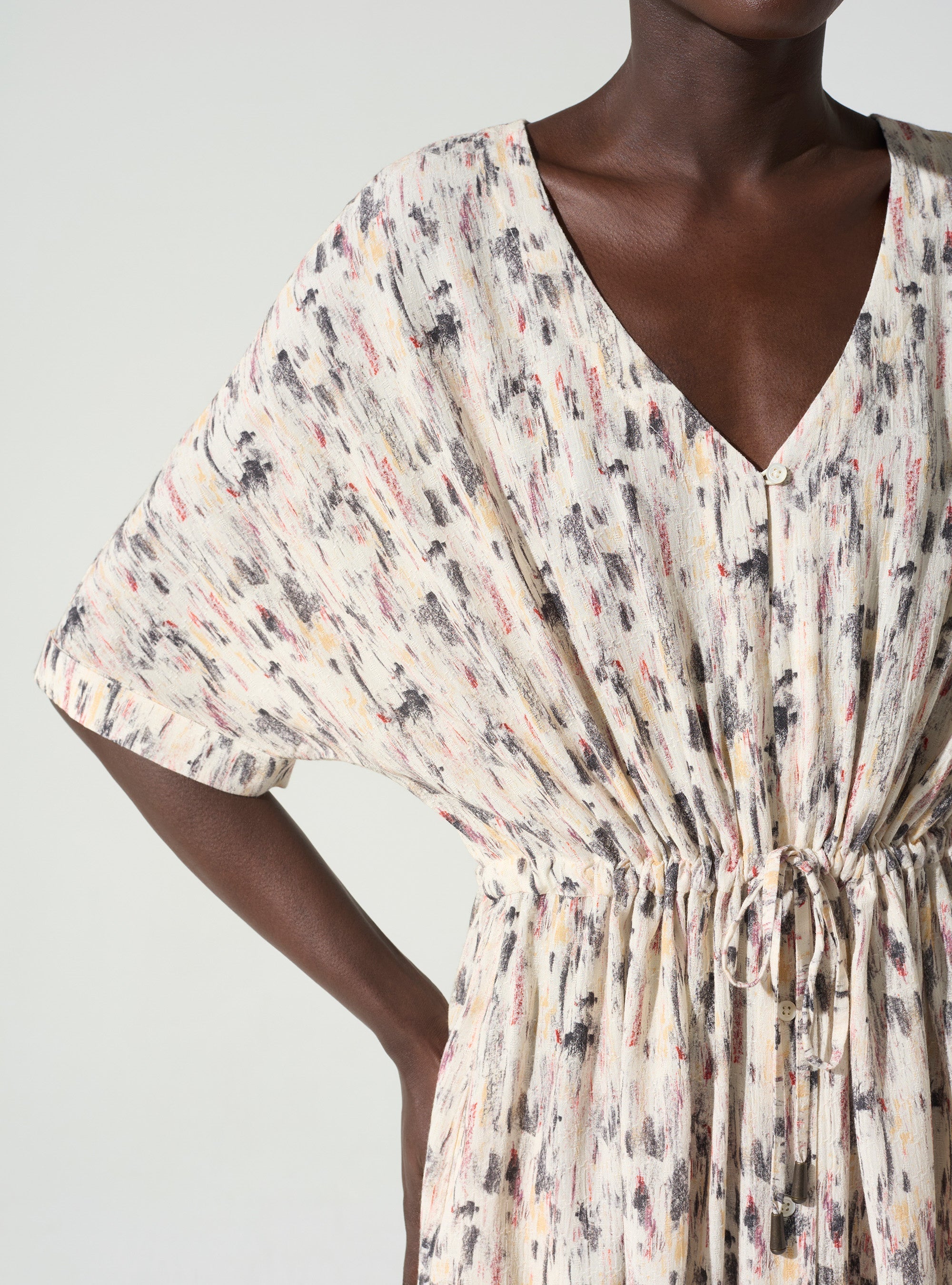 Robe courte encolure V imprimé « En relief » acoté