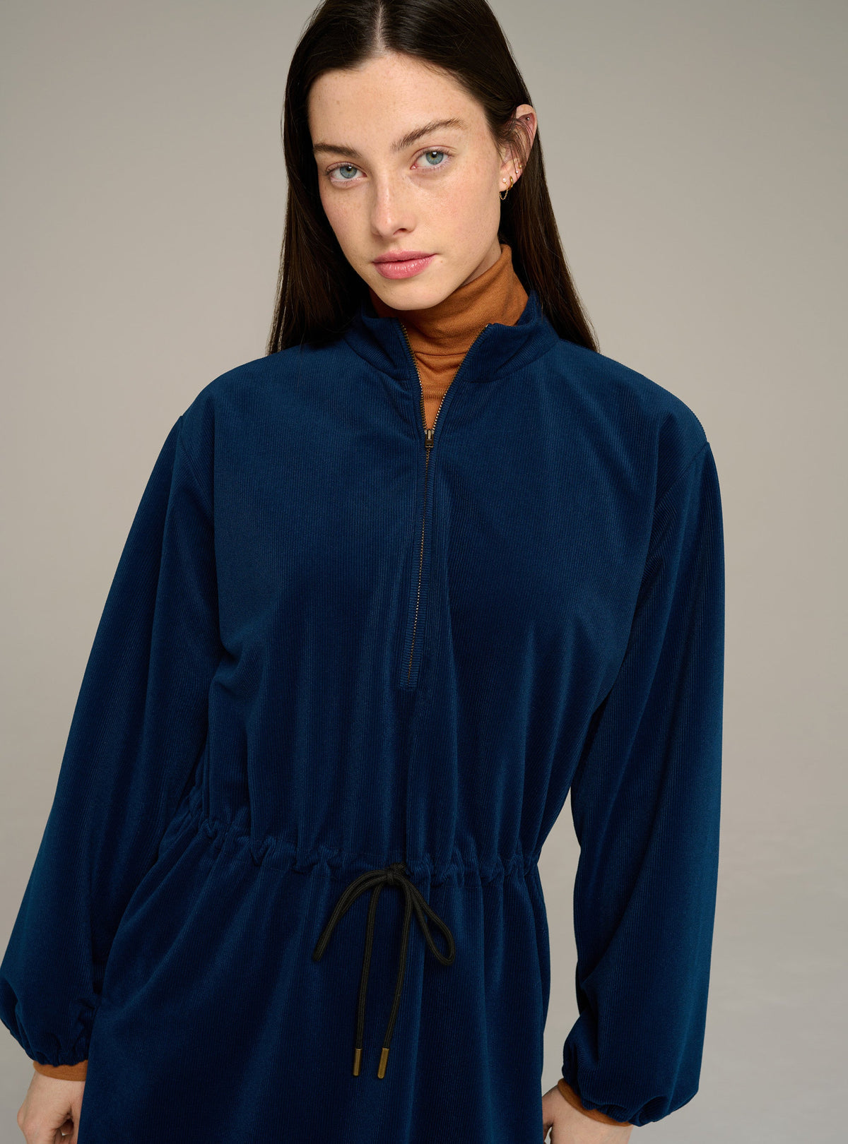 Cotélac acoté robe courte manches longues ceinturée taille