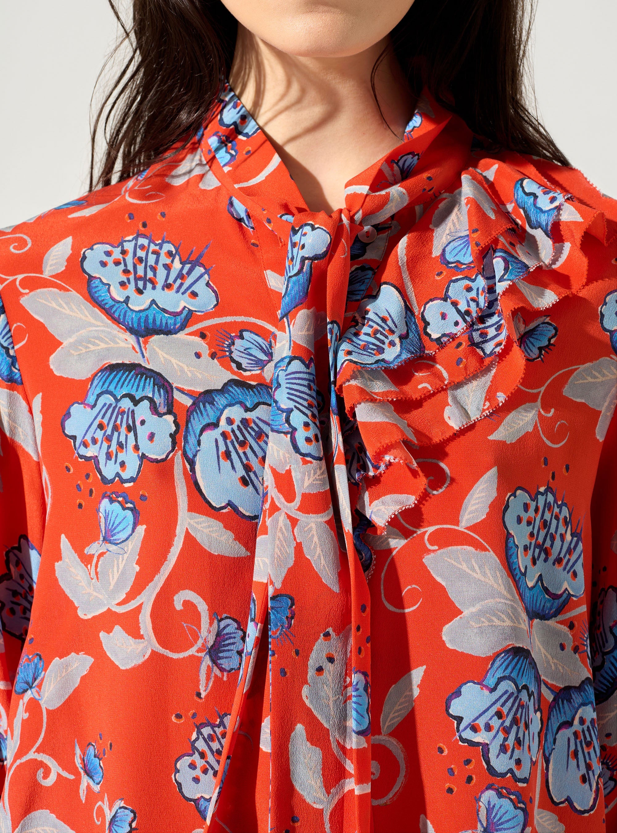 Close-fitting blouse