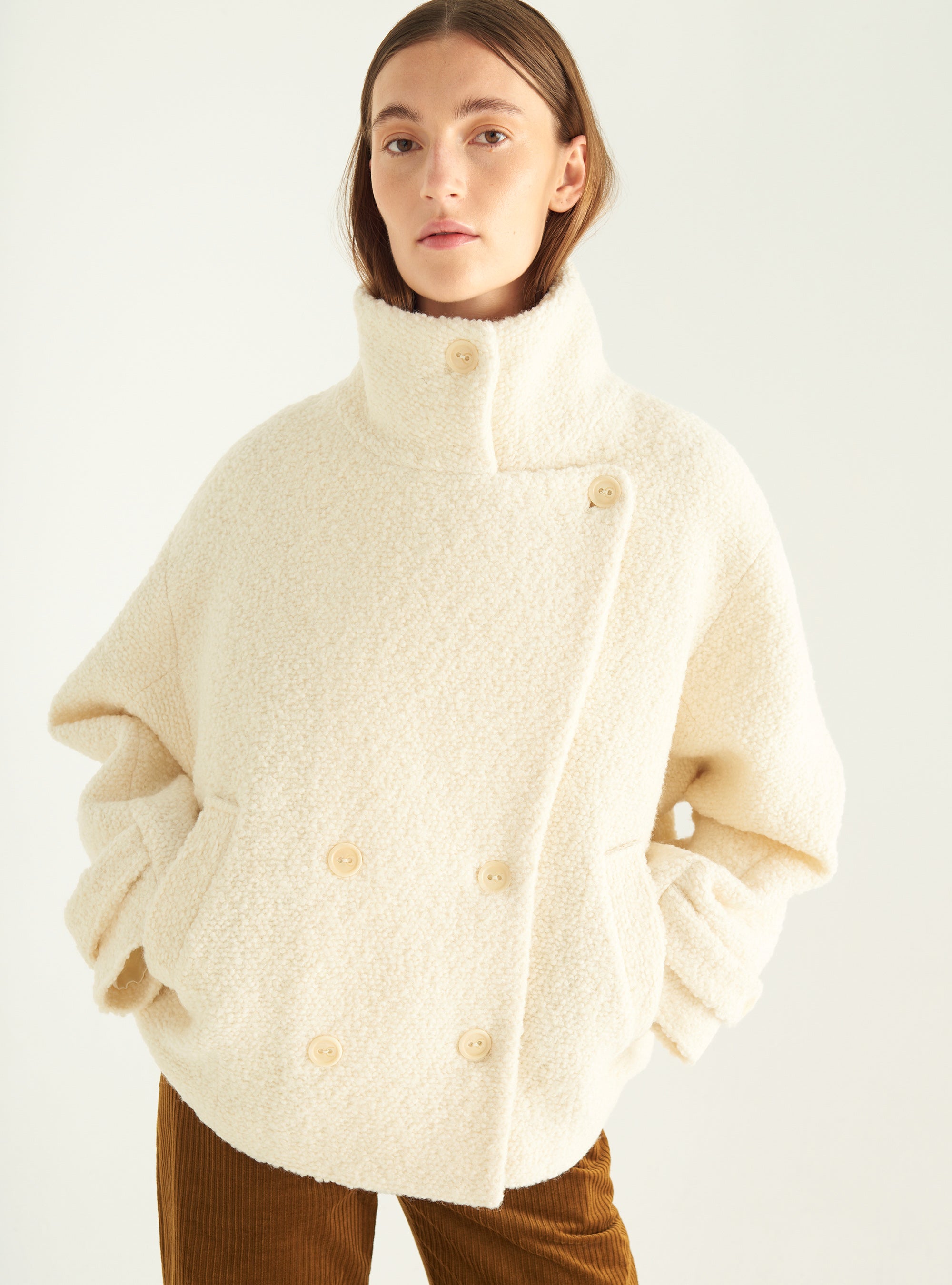 Manteau court en laine bouclée