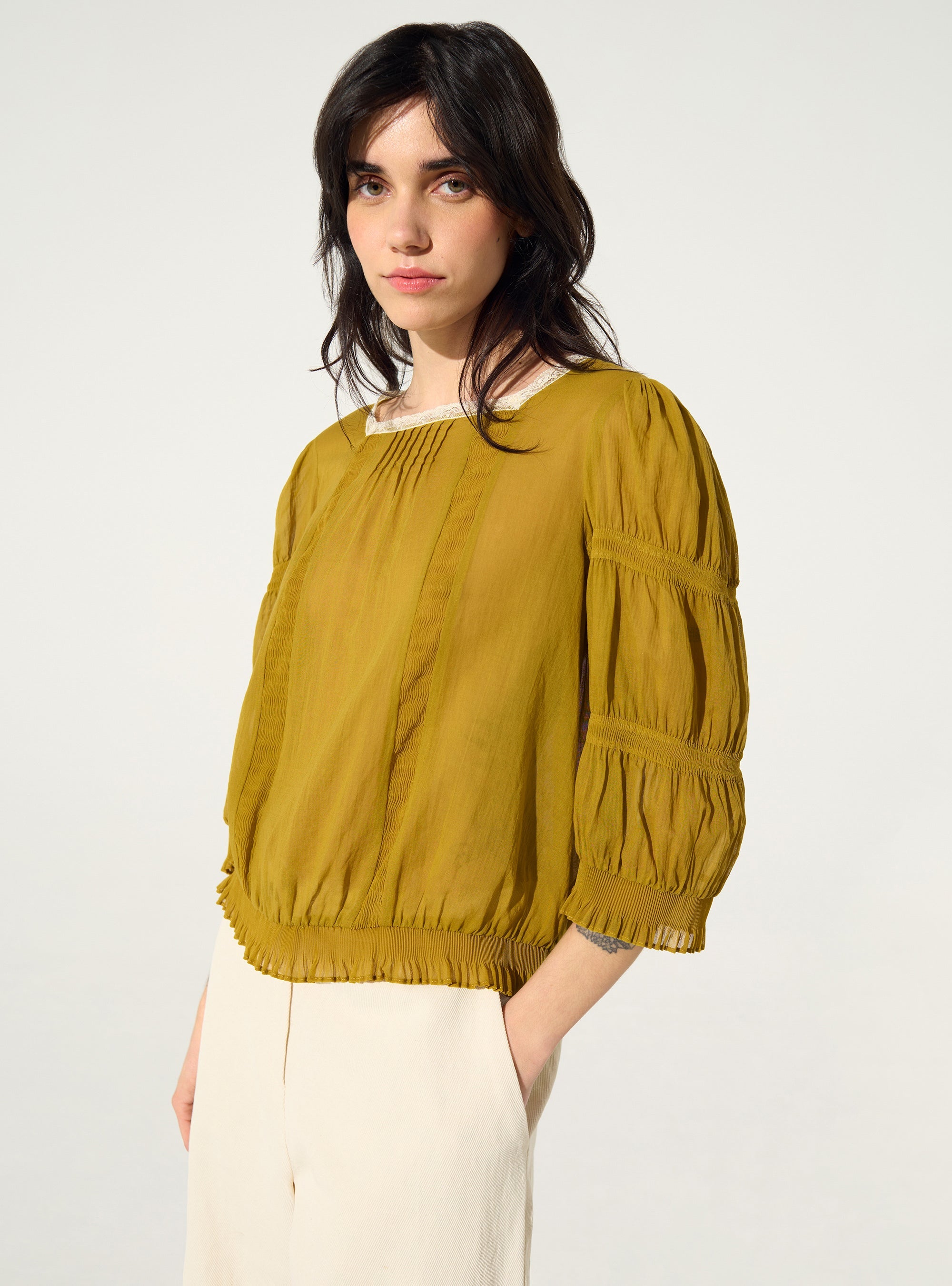 Blouse plissée et Dentelle de Calais-Caudry® ocre jaune