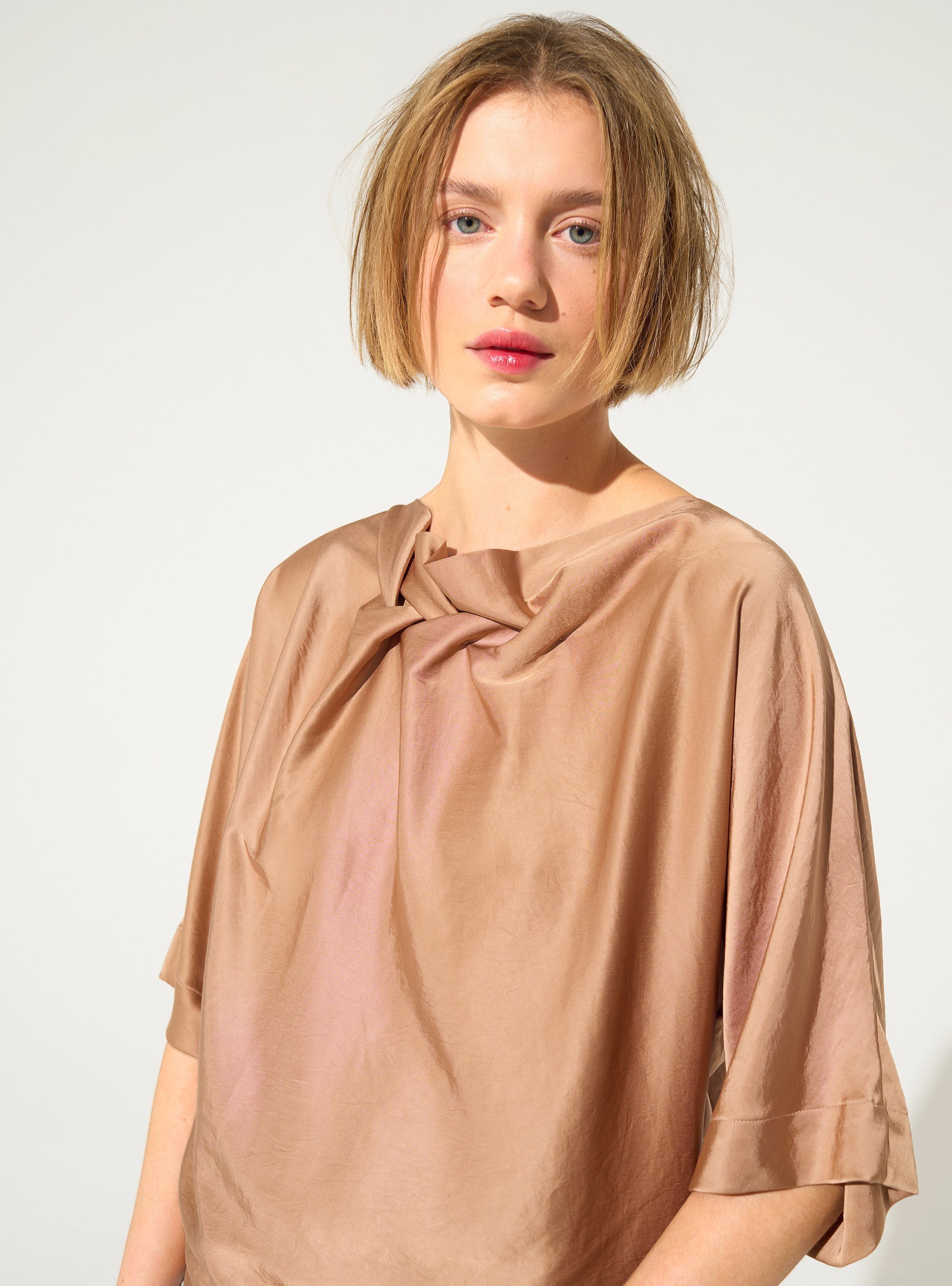 Blouse en satin ample rose