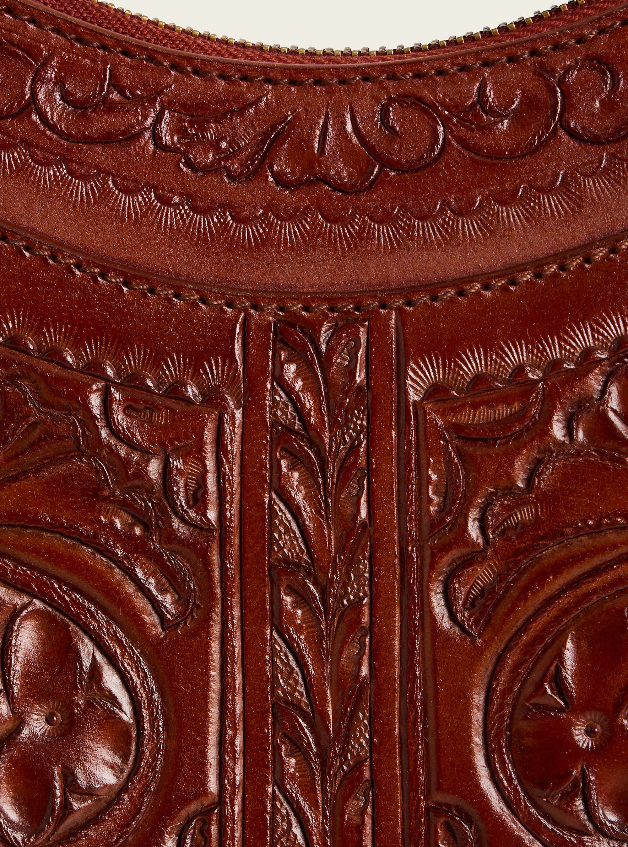 Mini sac en cuir gravé