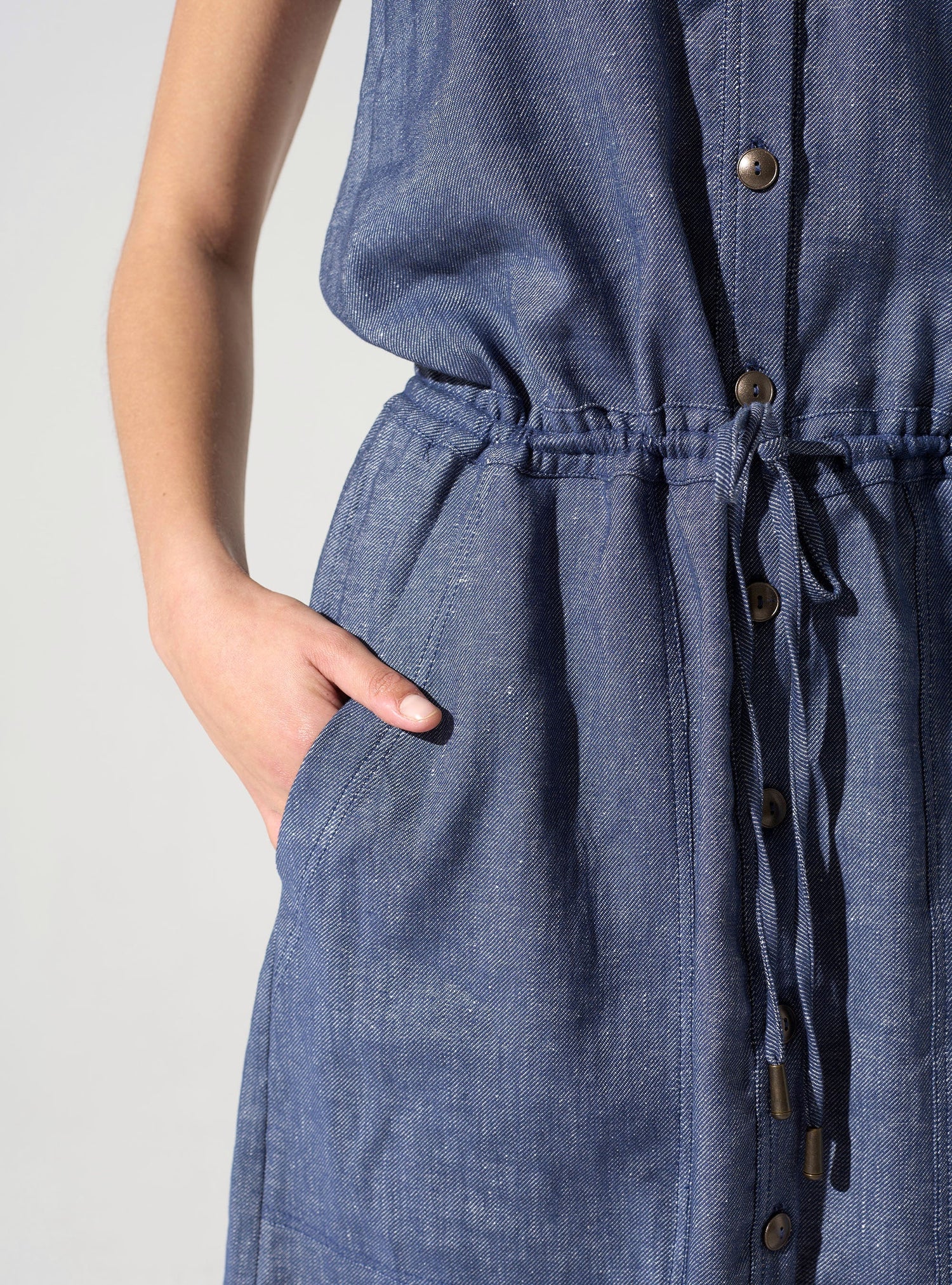 Robe courte sans manches acoté 