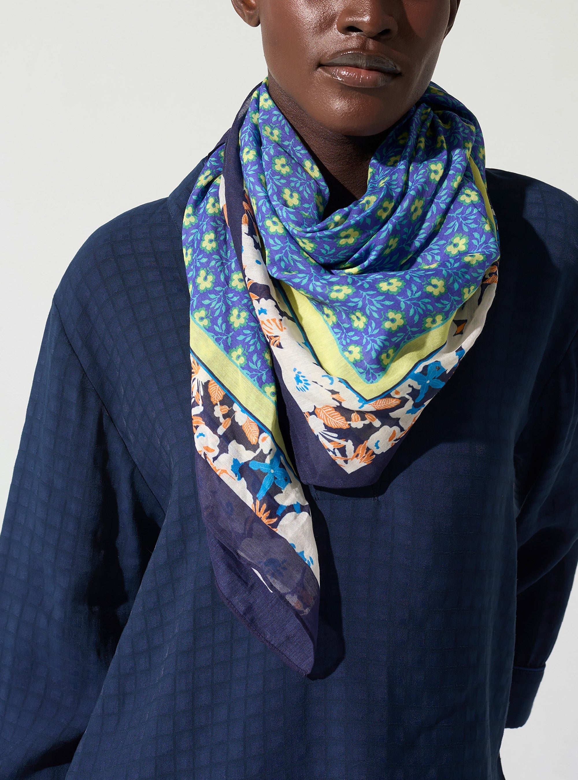 Foulard imprimé fleurs acoté 