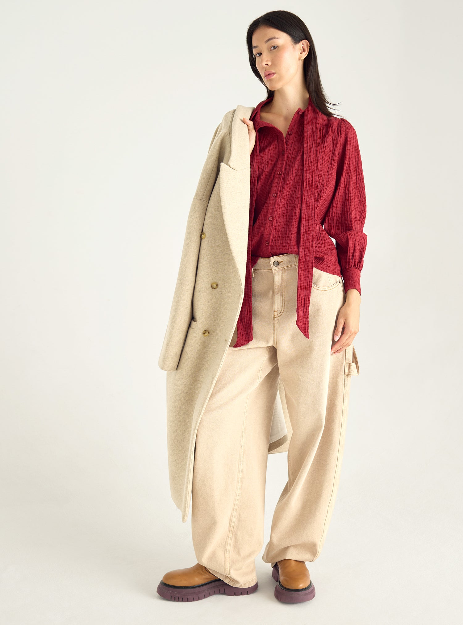 Loose-fitting pussy-bow shirt