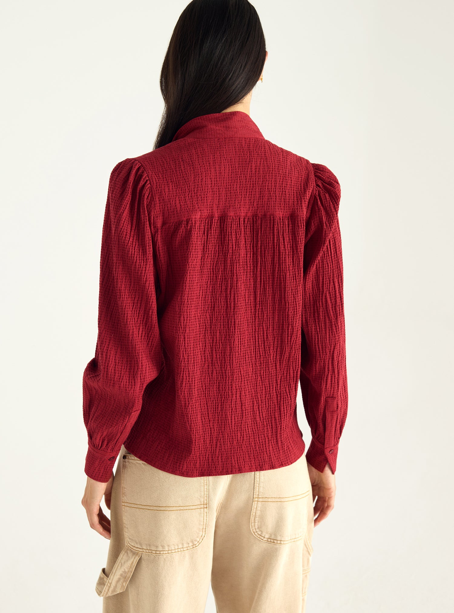 Loose-fitting pussy-bow shirt