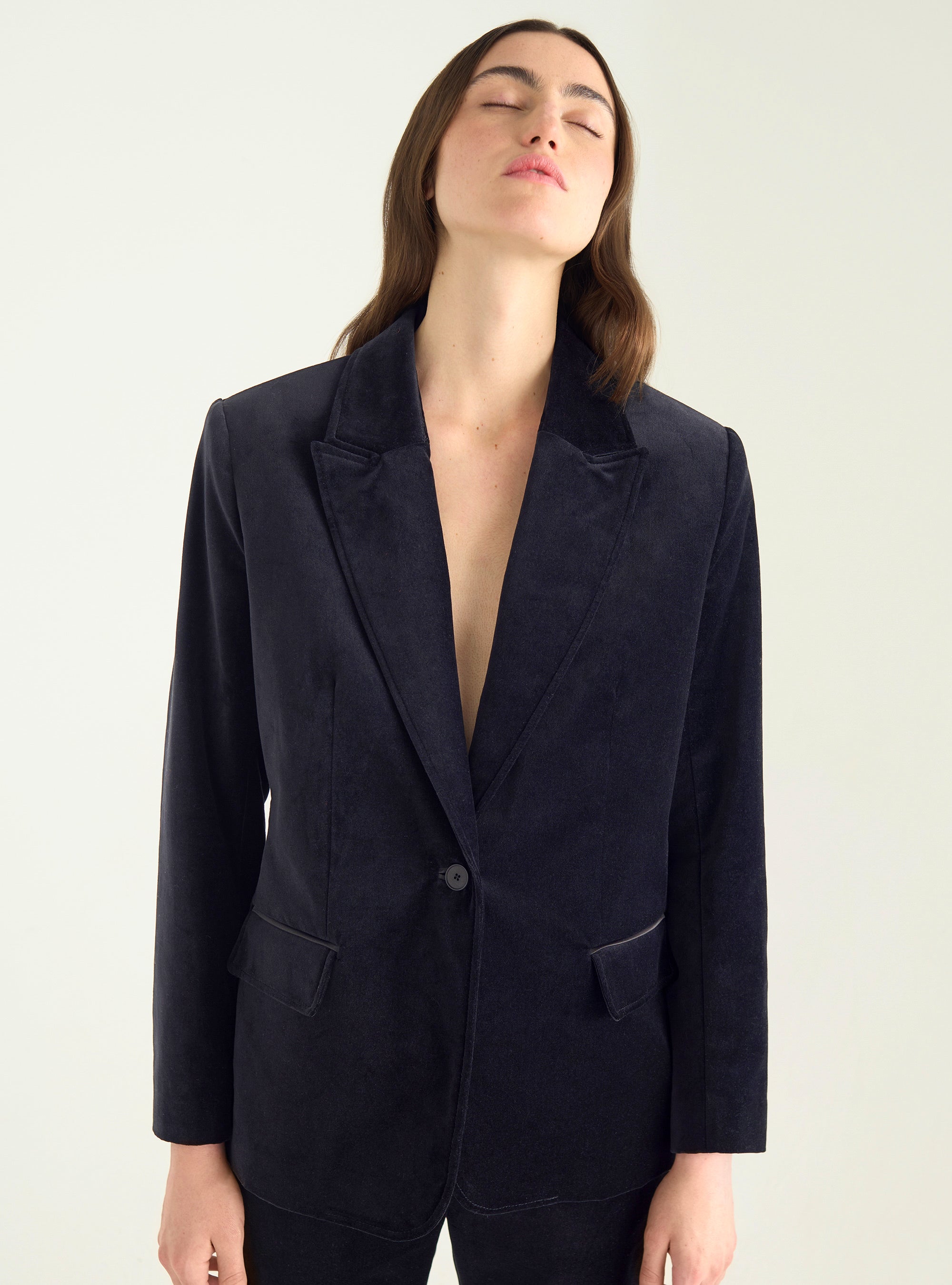 Straight-legged velvet blazer