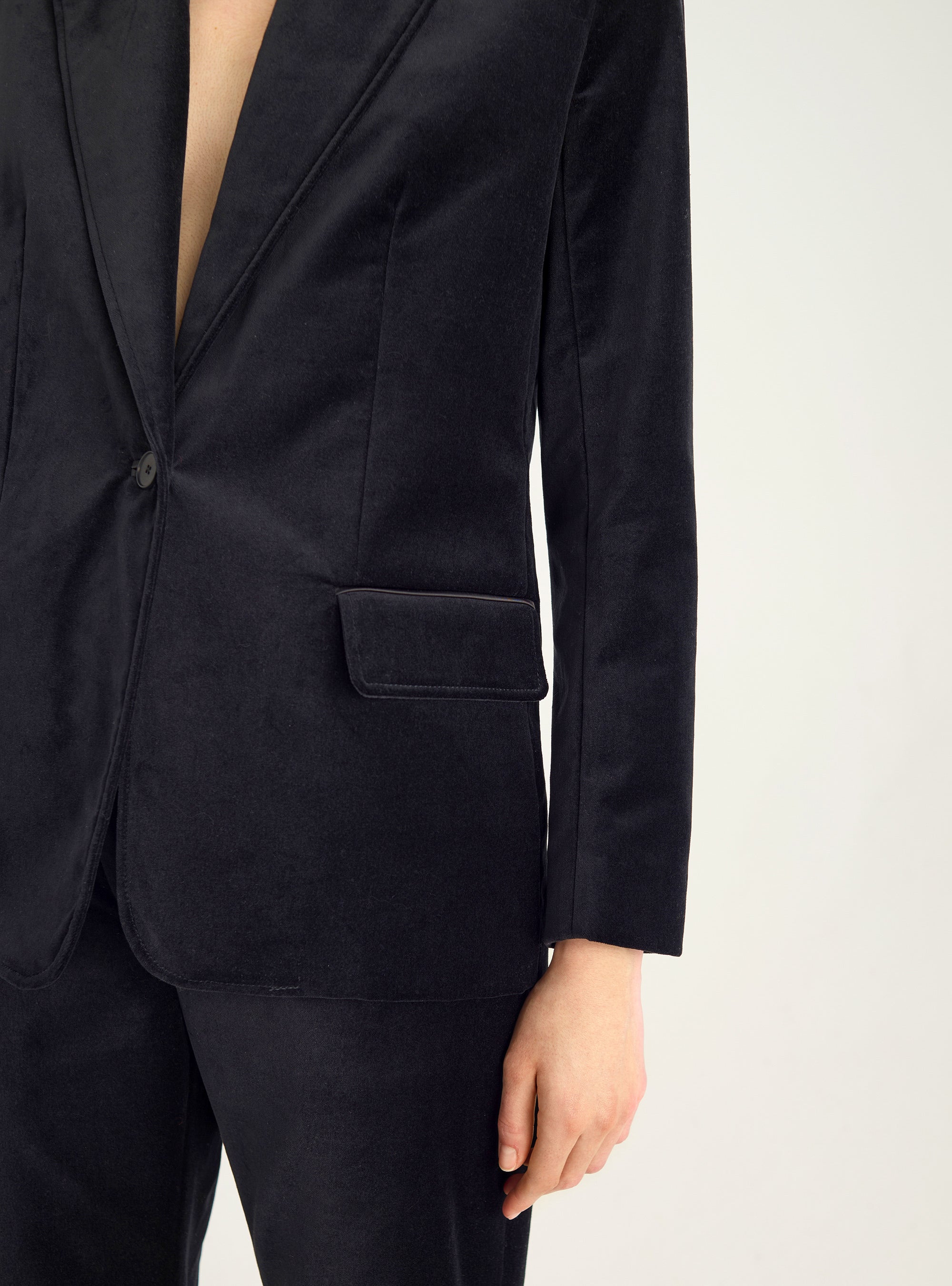 Straight-legged velvet blazer