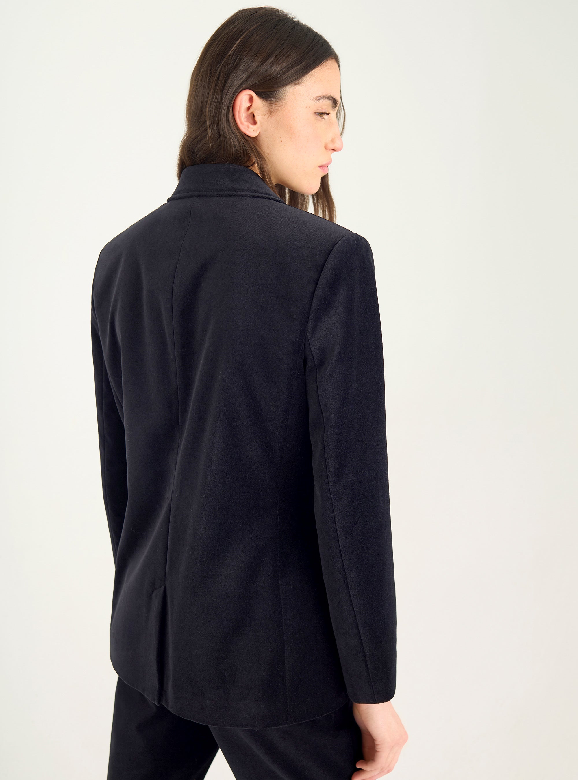 Straight-legged velvet blazer