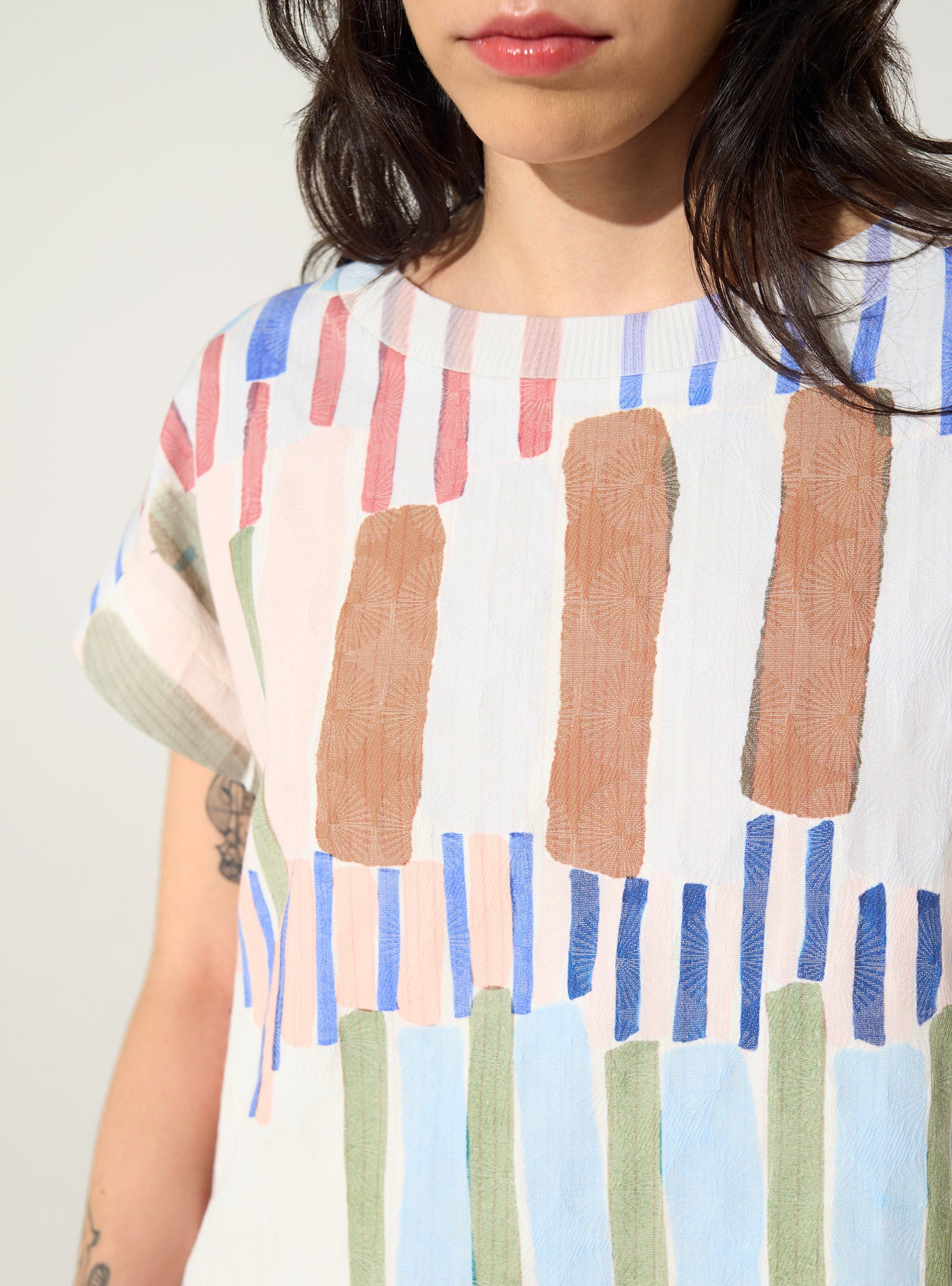 pleated and sublimated blue blouse