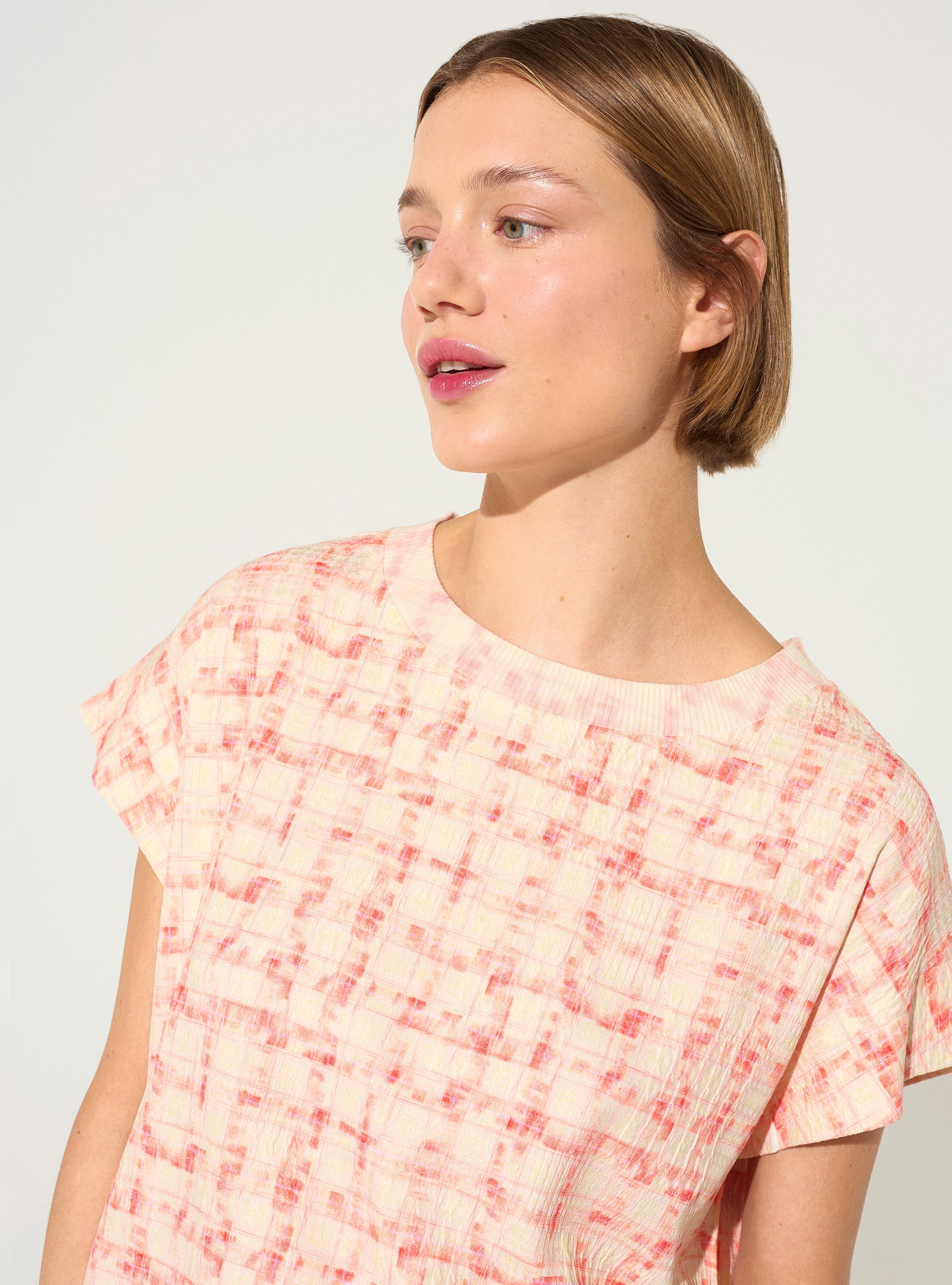 straight pleated blouse with orange print