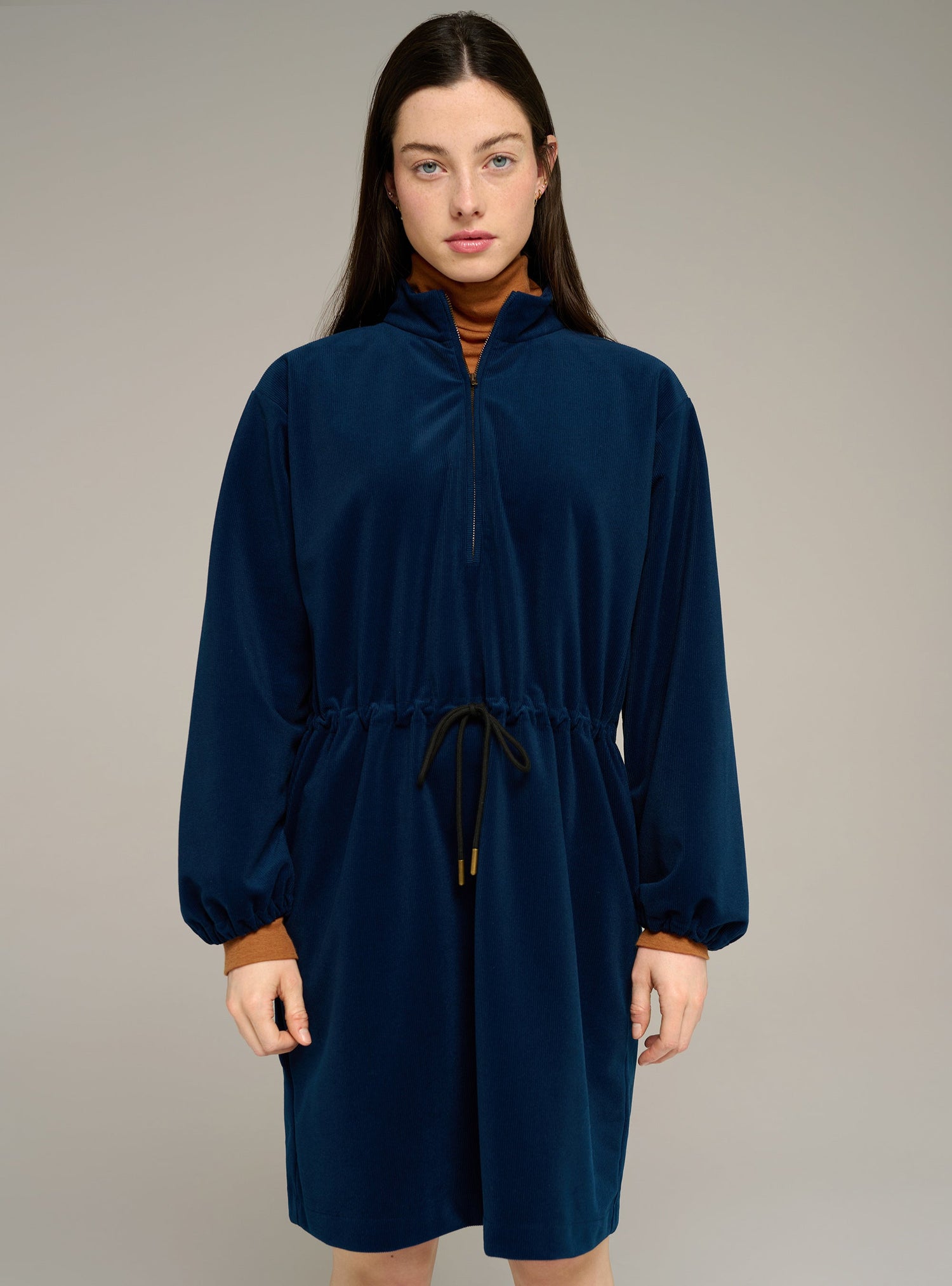 Cotélac acoté robe courte manches longues ceinturée taille