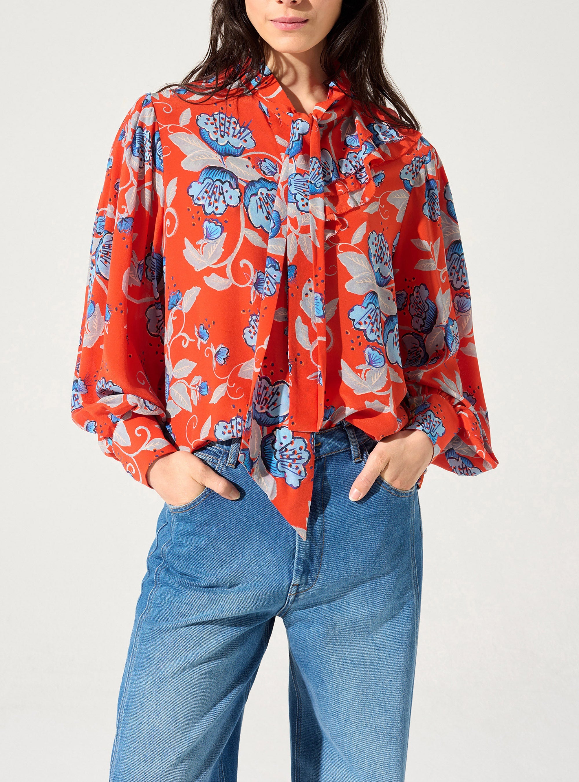 Close-fitting blouse