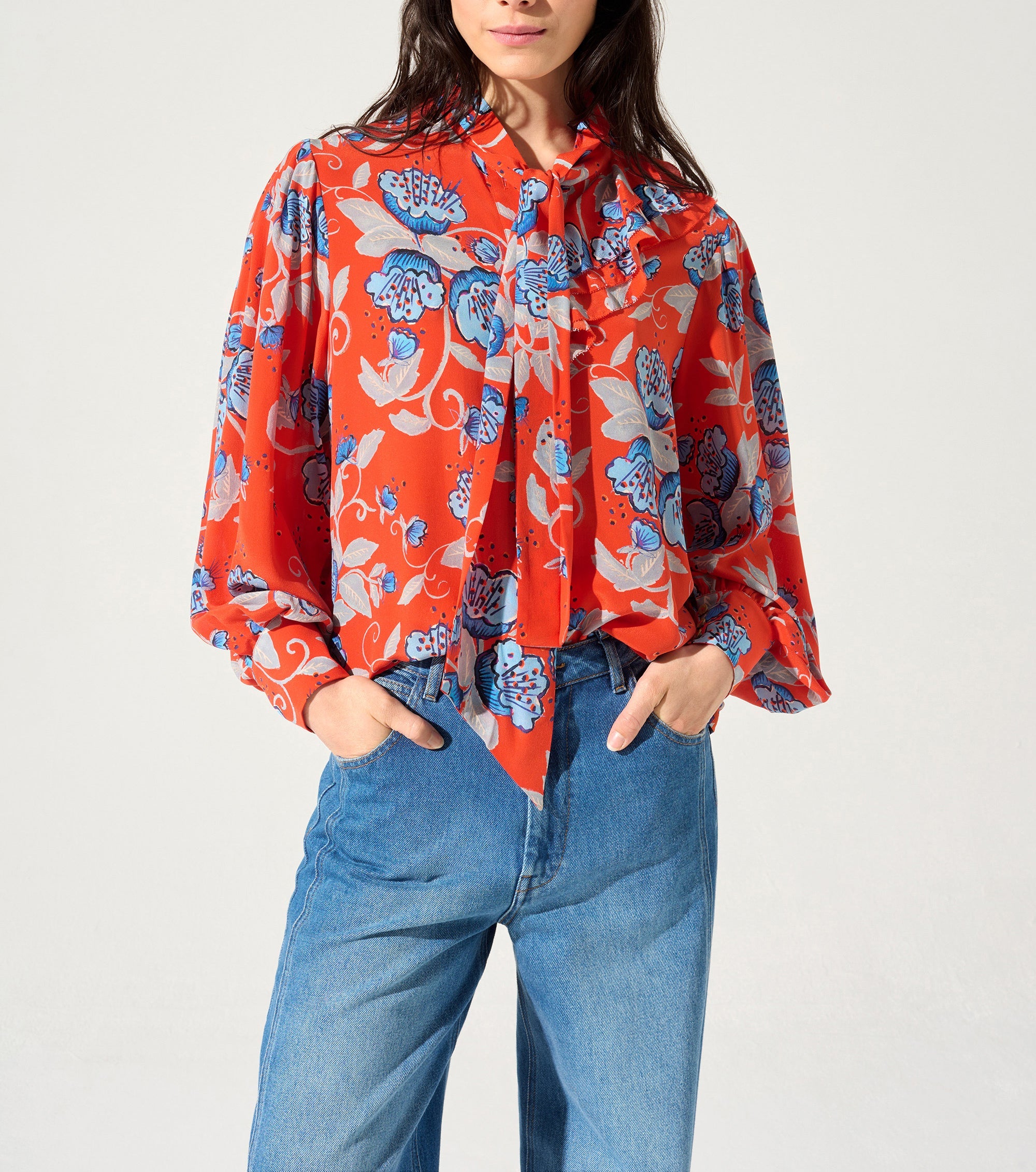 Close-fitting blouse