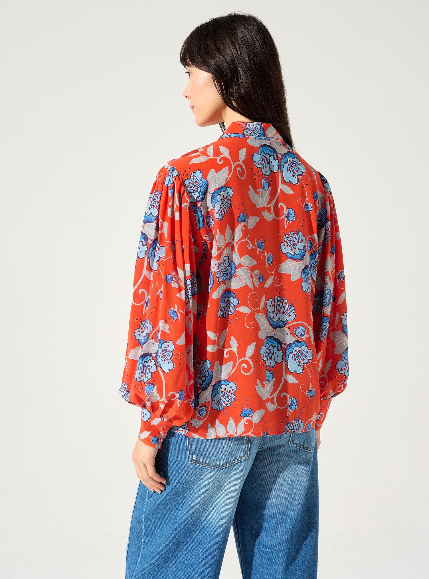 Close-fitting blouse