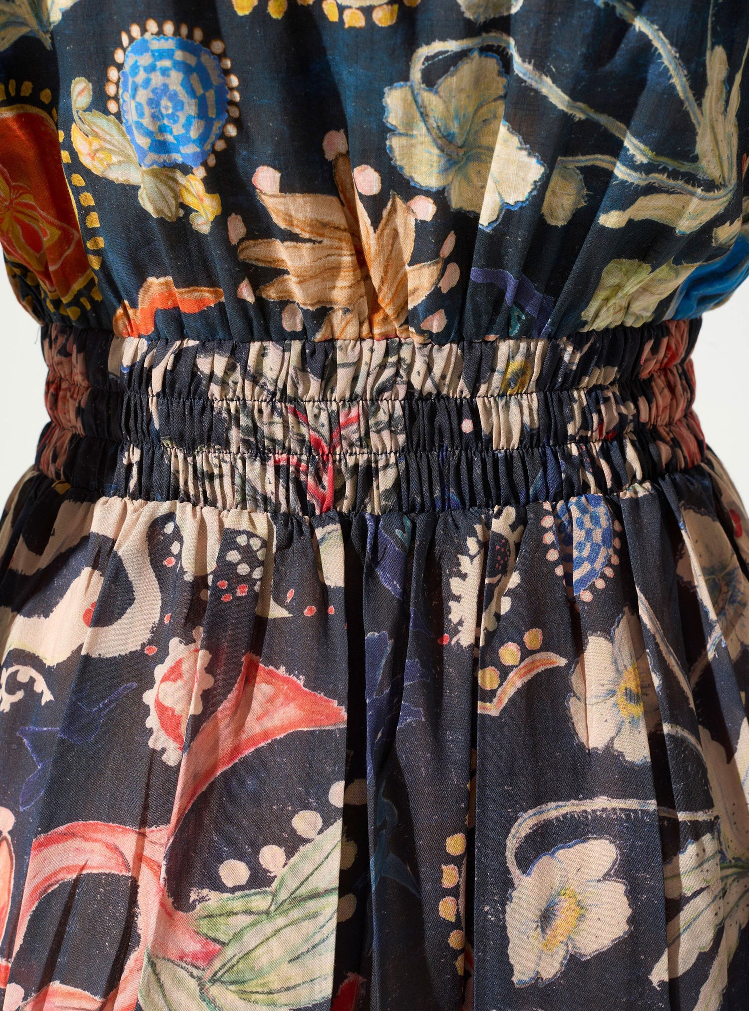 Robe longue smockée à la taille