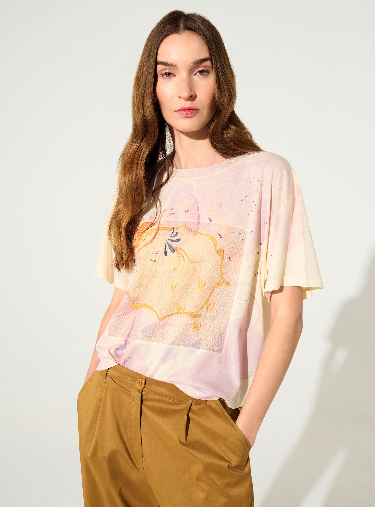 loose-fitting pleated white printed T-shirt