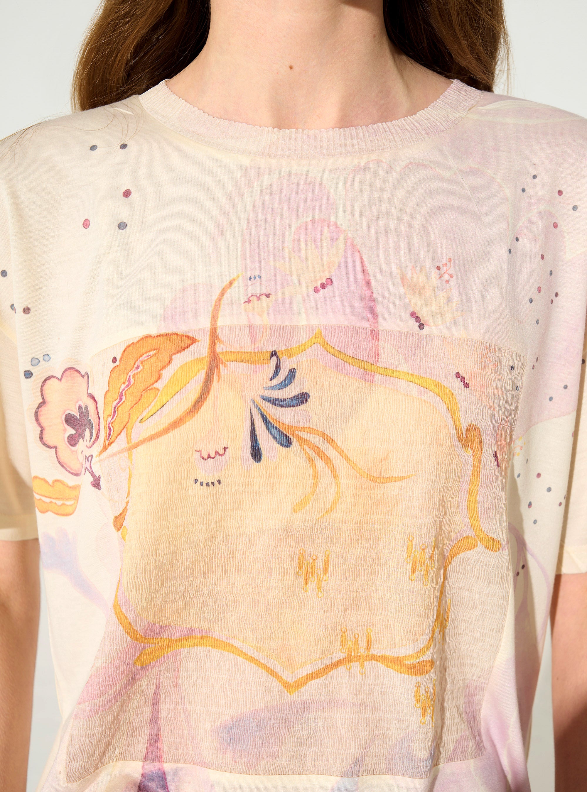 loose-fitting pleated white printed T-shirt