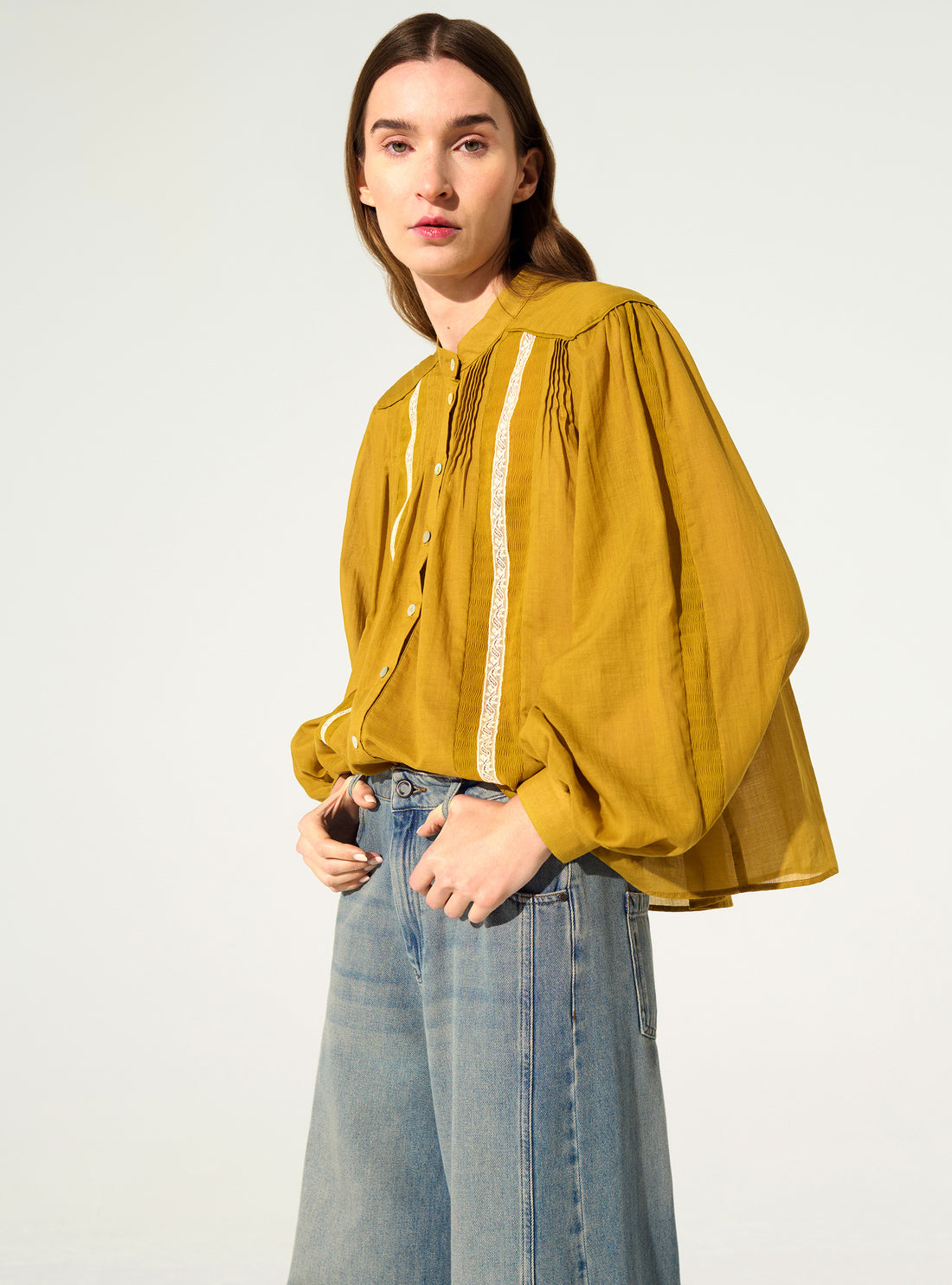 Chemise oversize plissée et Dentelle de Calais-Caudry® ocre jaune