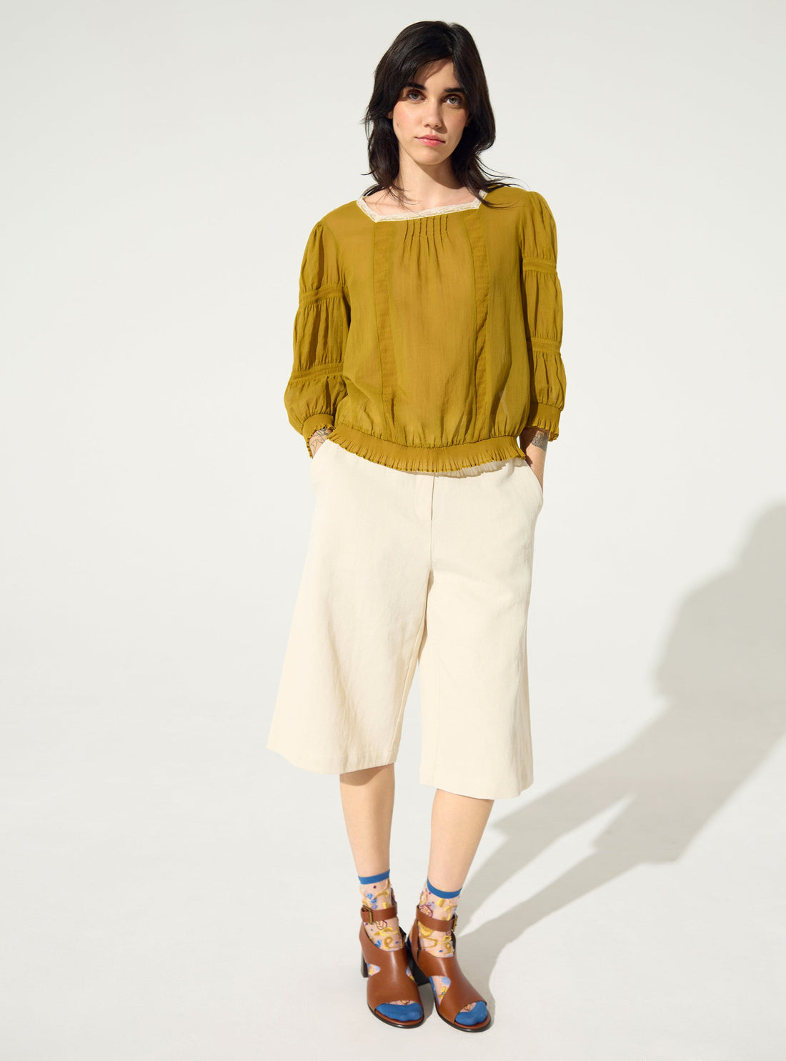 Blouse plissée et Dentelle de Calais-Caudry® ocre jaune