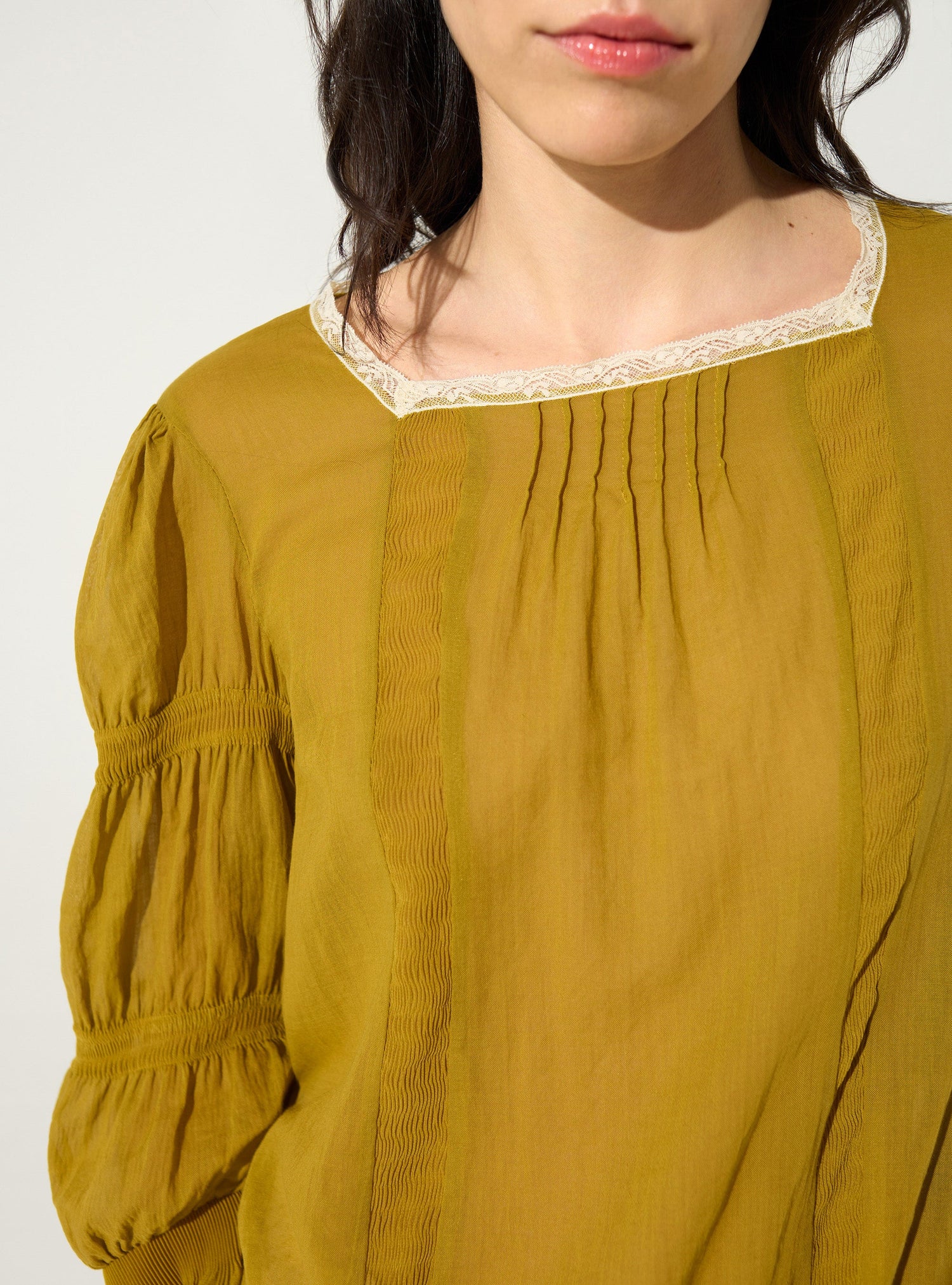 Blouse plissée et Dentelle de Calais-Caudry® ocre jaune