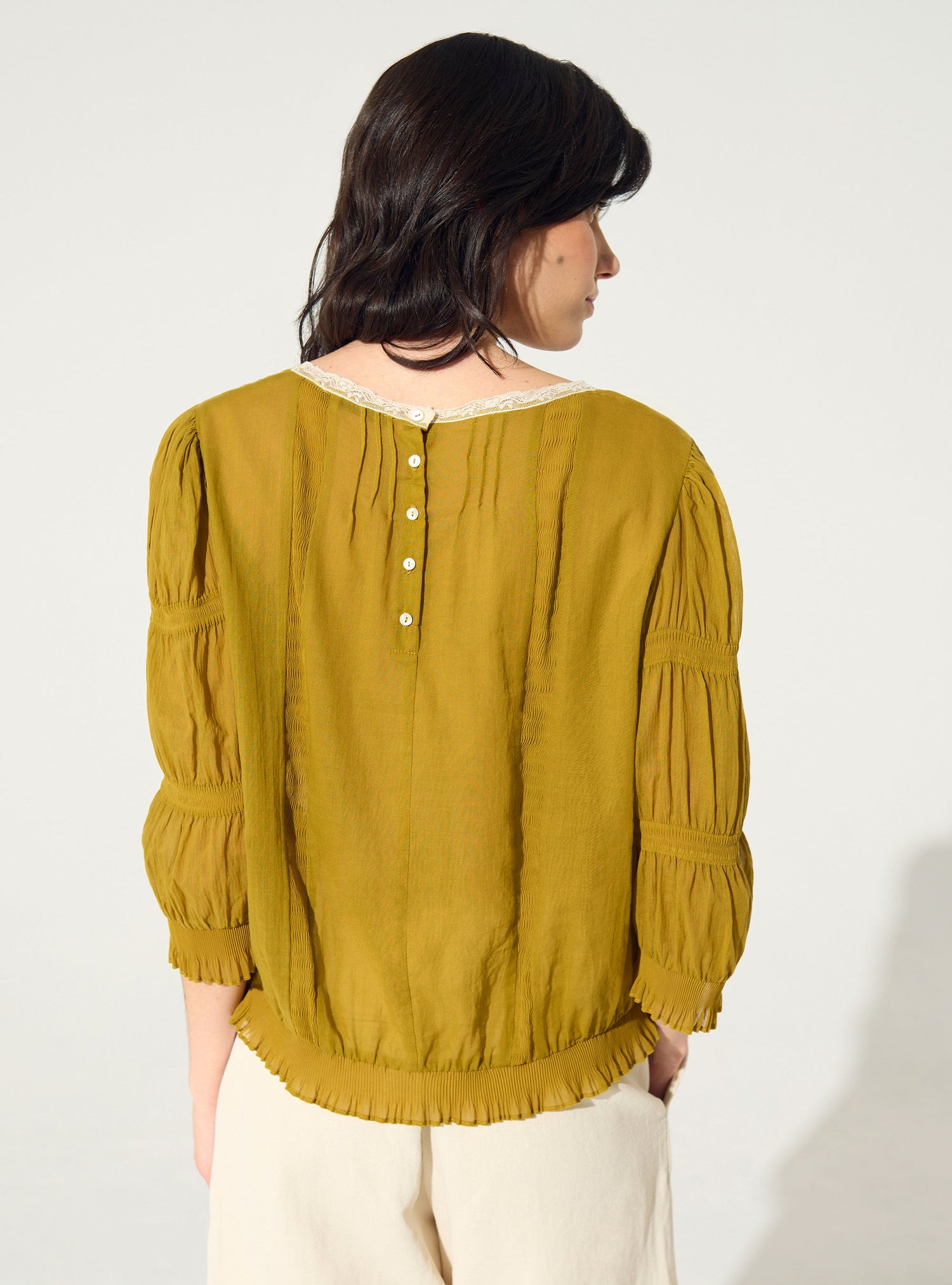 Blouse plissée et Dentelle de Calais-Caudry® ocre jaune
