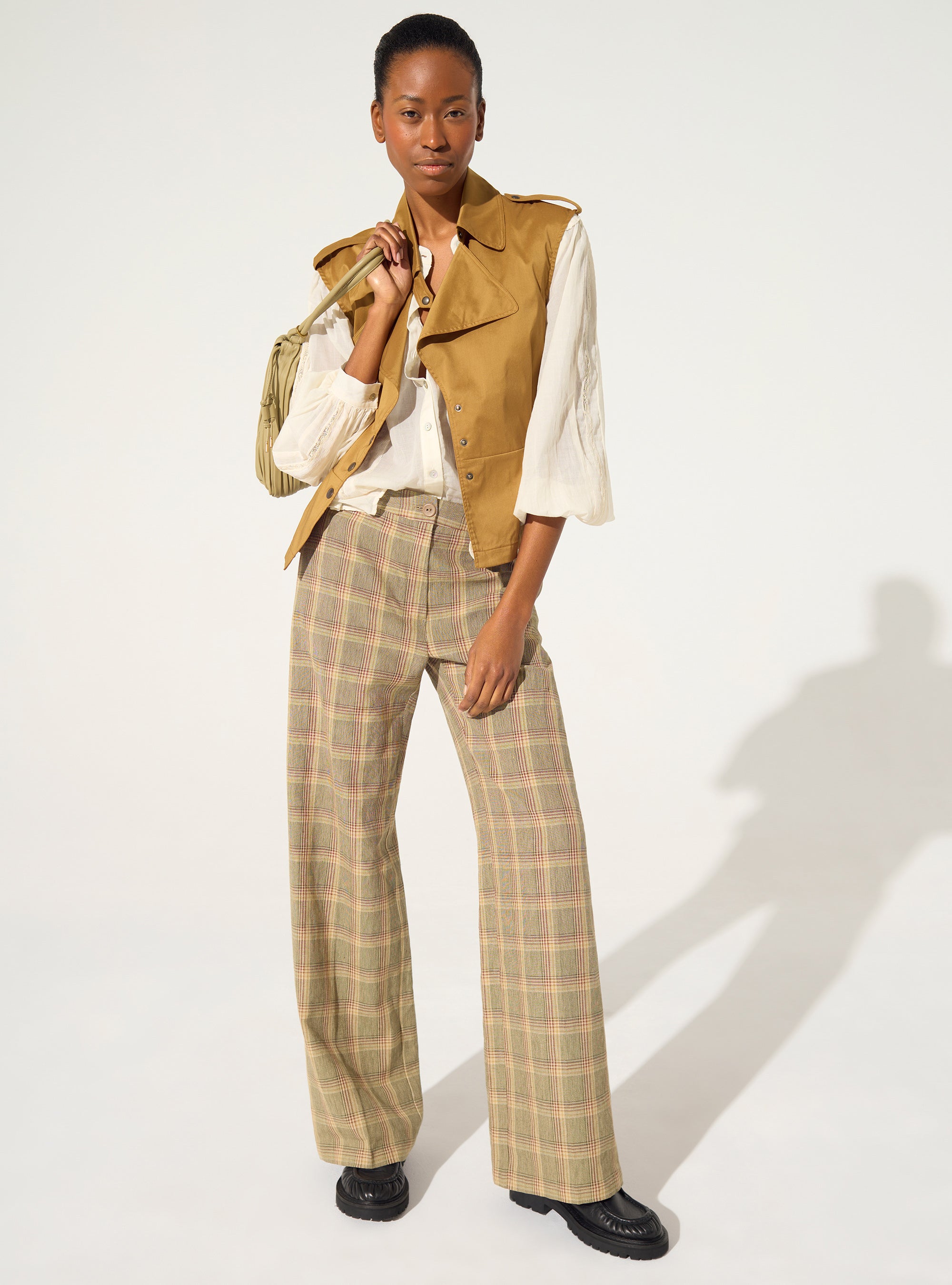 Fitted pleated brown cotton shirt