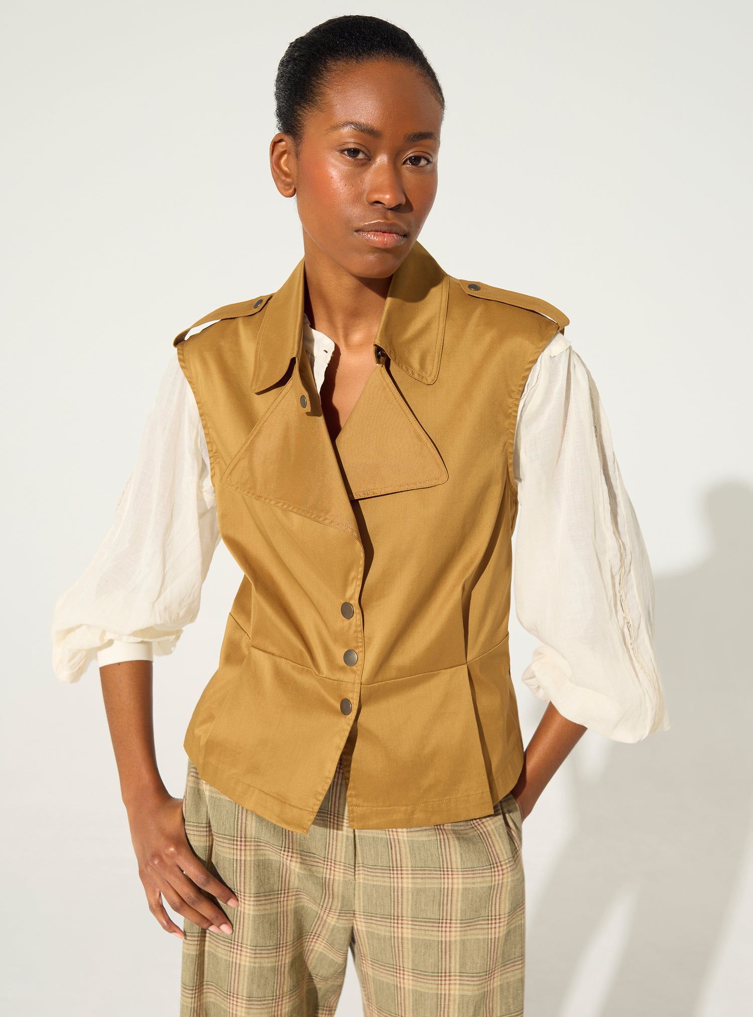 Fitted pleated brown cotton shirt