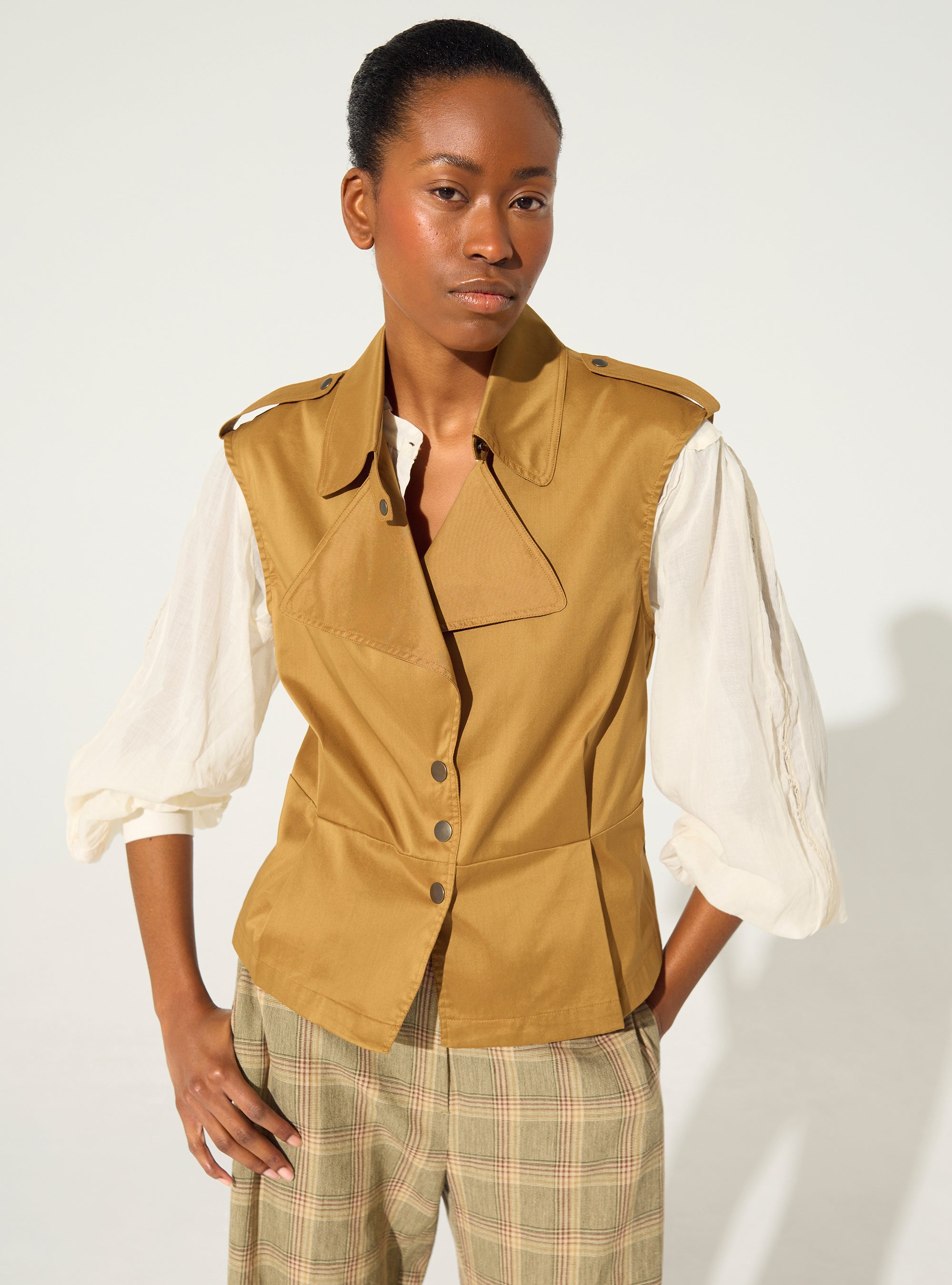 Fitted pleated brown cotton shirt