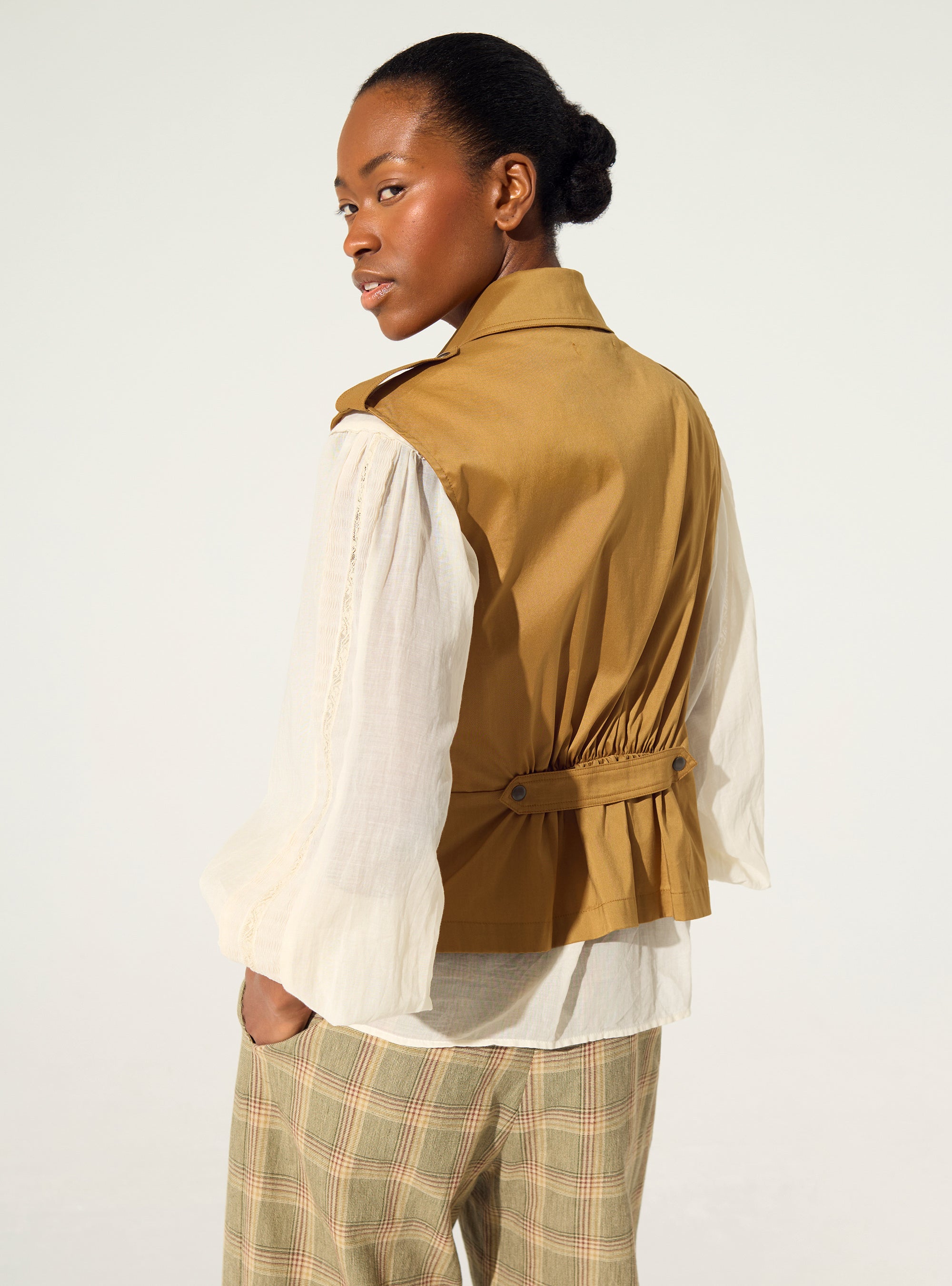 Fitted pleated brown cotton shirt