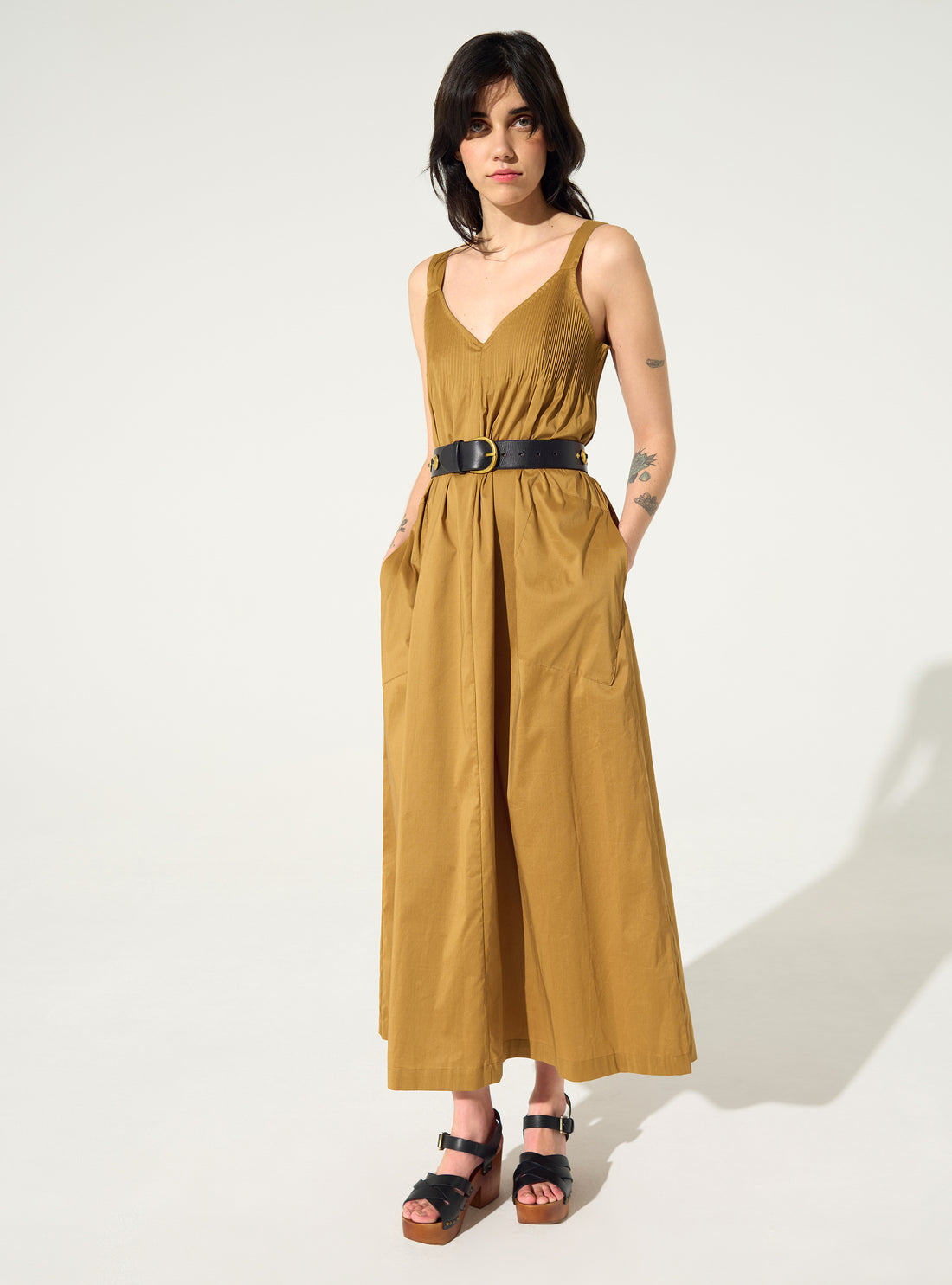 Loose-fitting pleated brown cotton dress