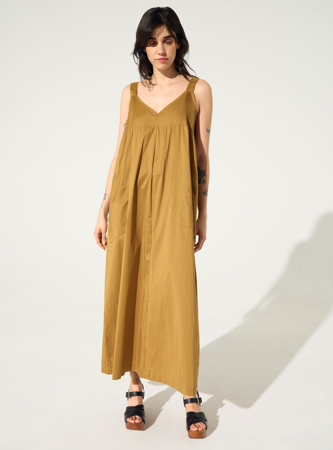 Loose-fitting pleated brown cotton dress