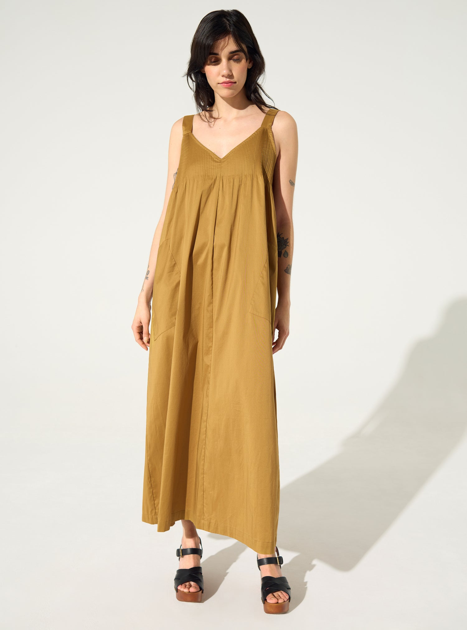 Loose-fitting pleated brown cotton dress