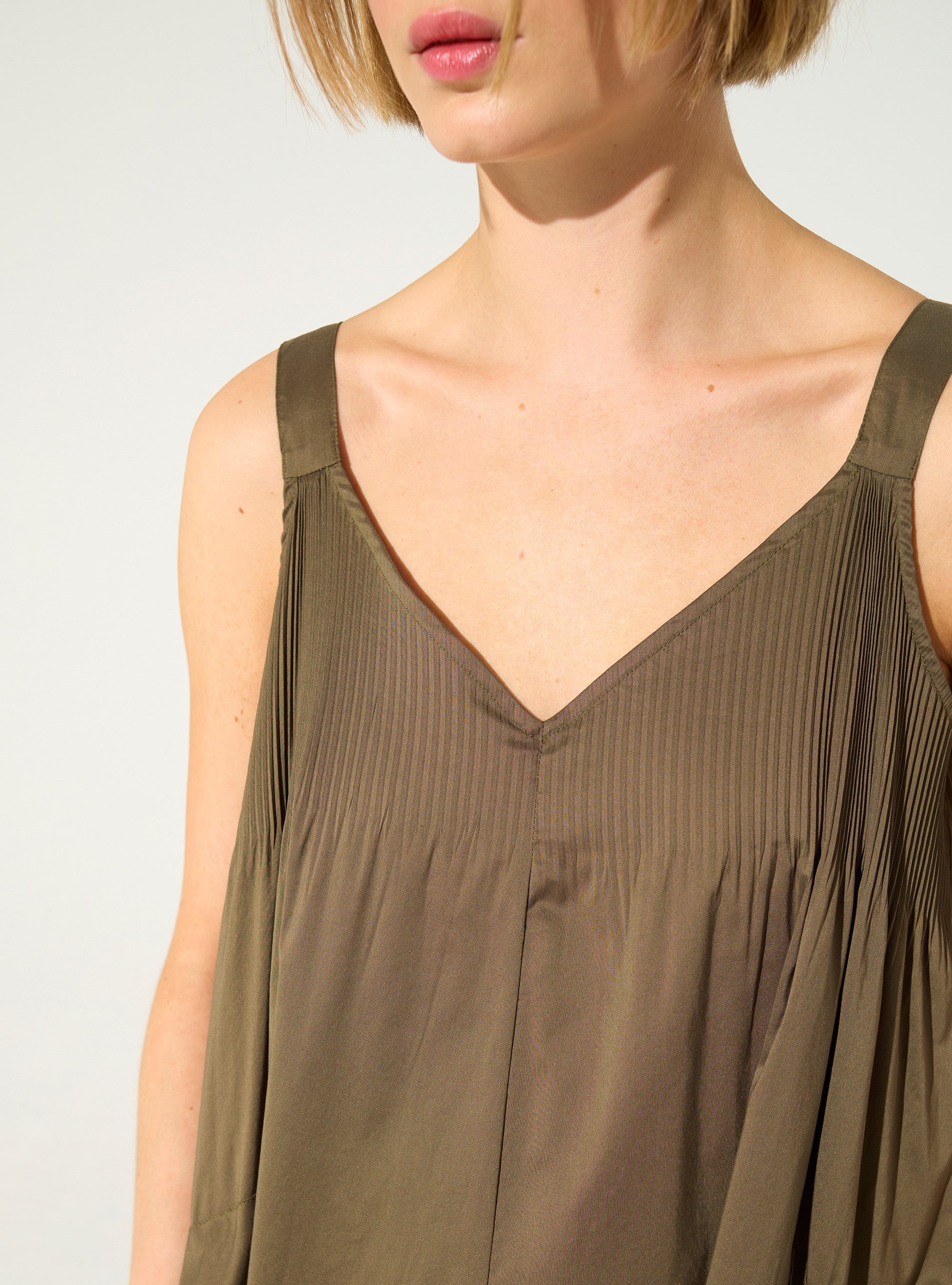 Long pleated brown dress