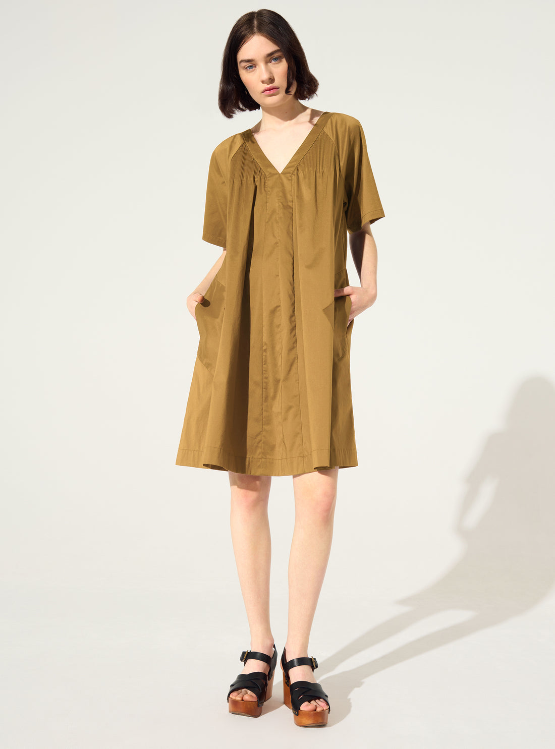 Loose-fitting pleated brown cotton dress