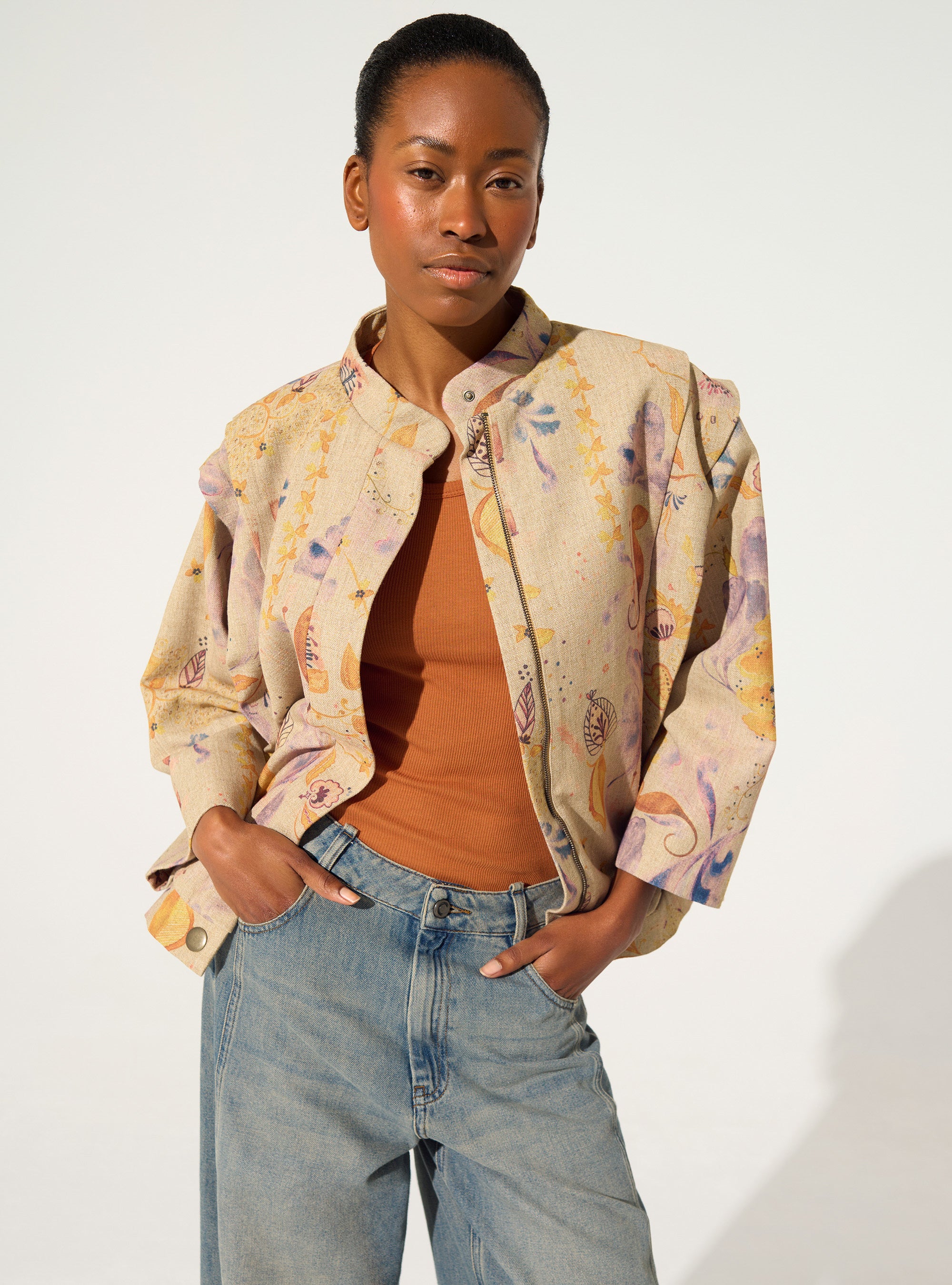 Pleated and sublimated brown jacket